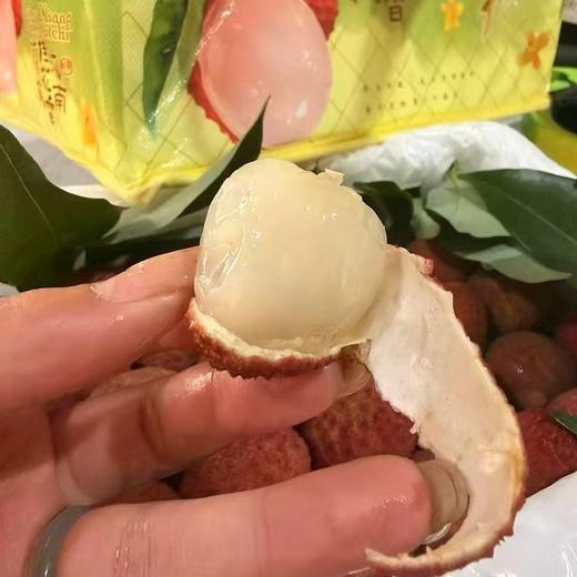 空运～桂花香荔枝【净重约2.3斤】不是所有荔枝都带桂花香，剥皮瞬间清香扑鼻，果肉晶莹如玉，入口清甜不腻，尾调桂花香气萦绕舌尖。冰镇桂花香荔枝，闺蜜下午茶C位担当。 商品图4