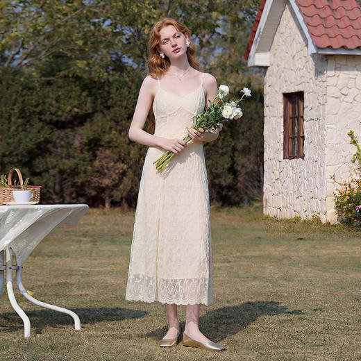 西遇法式V领吊带连衣裙女2026夏季新款收腰显瘦蕾丝提花气质长裙E0060262 商品图2