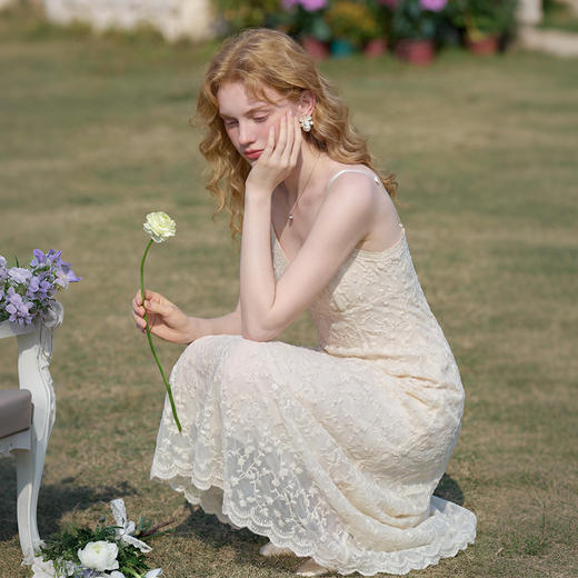 西遇法式V领吊带连衣裙女2026夏季新款收腰显瘦蕾丝提花气质长裙E0060262 商品图3