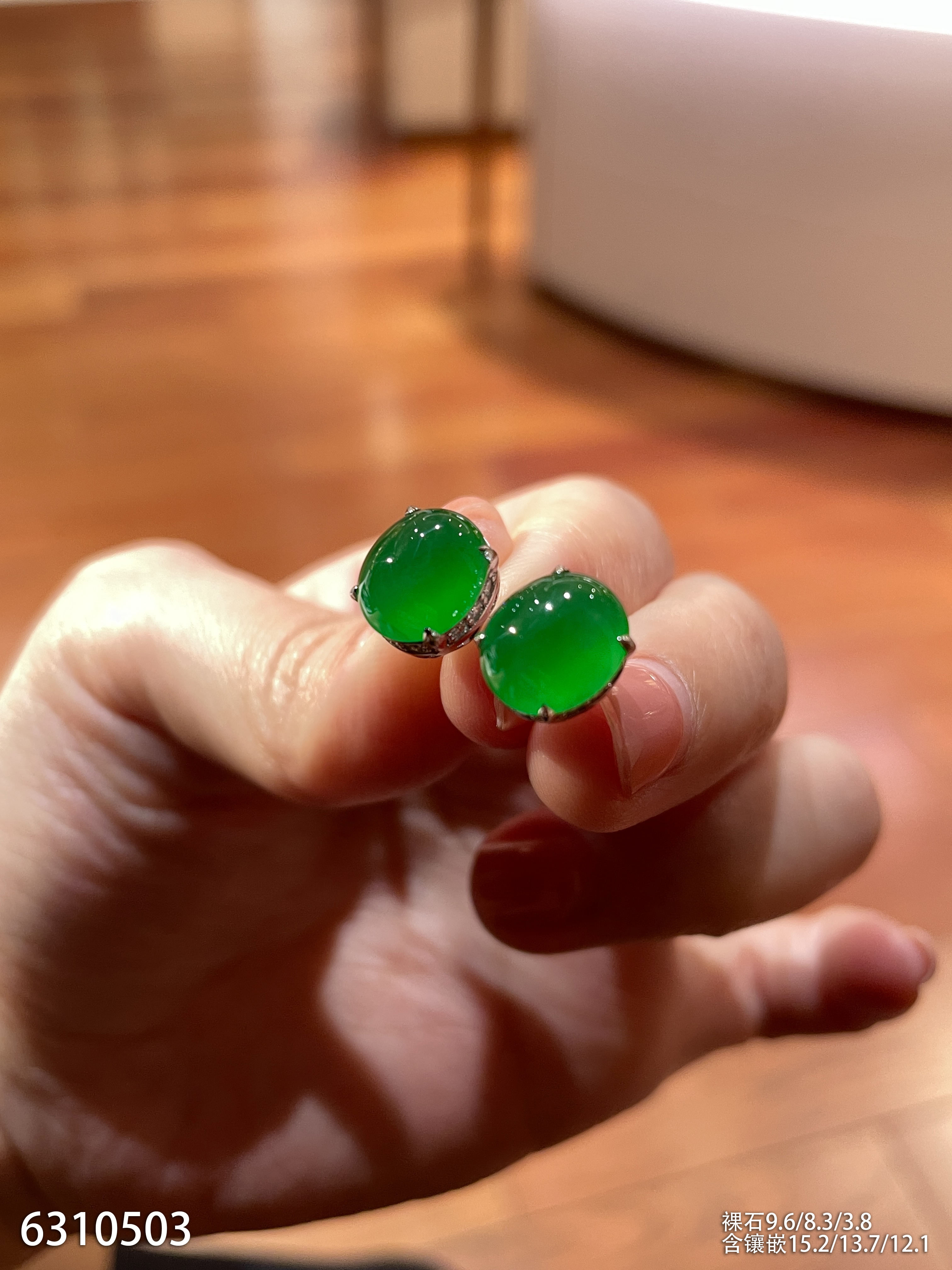 高冰种艳绿蛋面耳钉【6310503】具体价格微信咨询