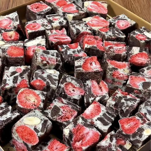 奥利碎巧克力味草莓羊奶芙网红休闲零食雪花酥草莓干糕点心 代发 商品图1