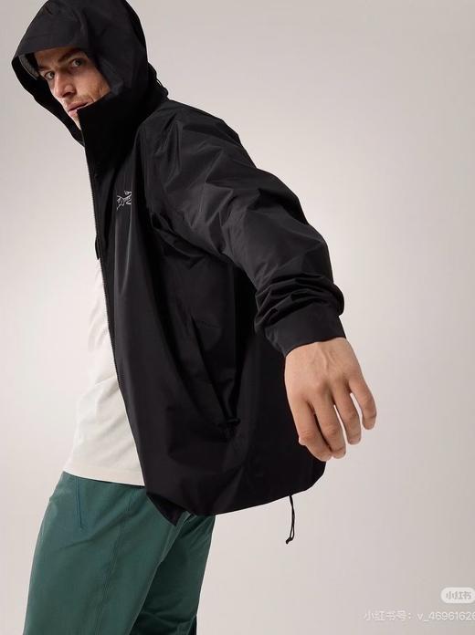 一店d 🐦𝐒𝐨𝐥𝐚𝐧𝐨 𝐇𝐨𝐨𝐝𝐲系列软壳
今天给你们安排的是樶--新版哈
这个系列号称城市通勤的防风抗水“隐形铠甲”不像硬壳那样过于“硬邦邦”却比普通外套更胜一筹 商品图3