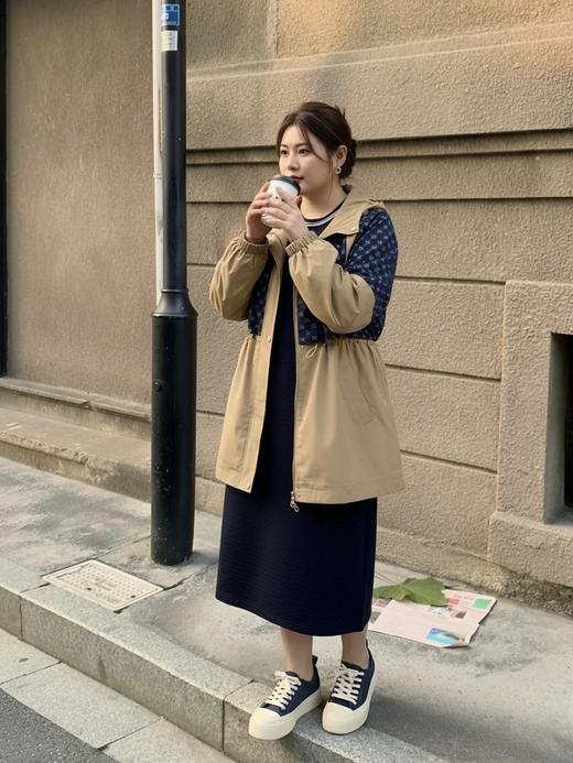 【群内福利】春秋撞色风衣，经典的肩袢、搭片设计，采用了藏蓝色的拼接，搭配字母印花的点缀，展现出与众不同的风格与时尚~ 商品图4