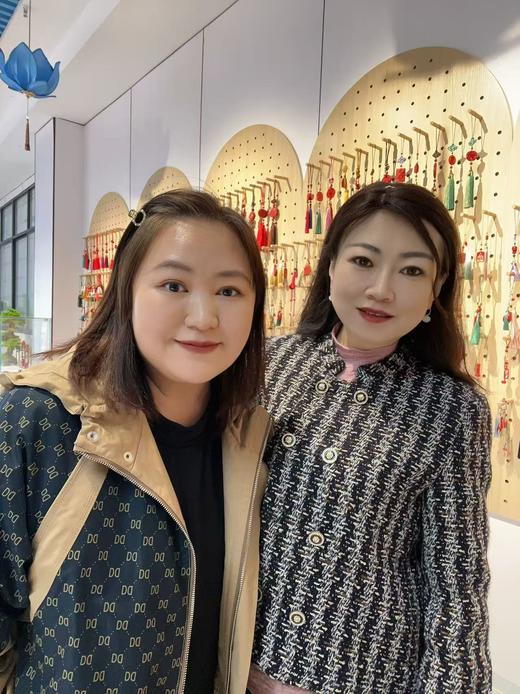 【群内福利】春秋撞色风衣，经典的肩袢、搭片设计，采用了藏蓝色的拼接，搭配字母印花的点缀，展现出与众不同的风格与时尚~ 商品图2