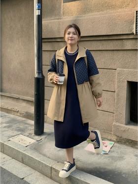 【群内福利】春秋撞色风衣，经典的肩袢、搭片设计，采用了藏蓝色的拼接，搭配字母印花的点缀，展现出与众不同的风格与时尚~