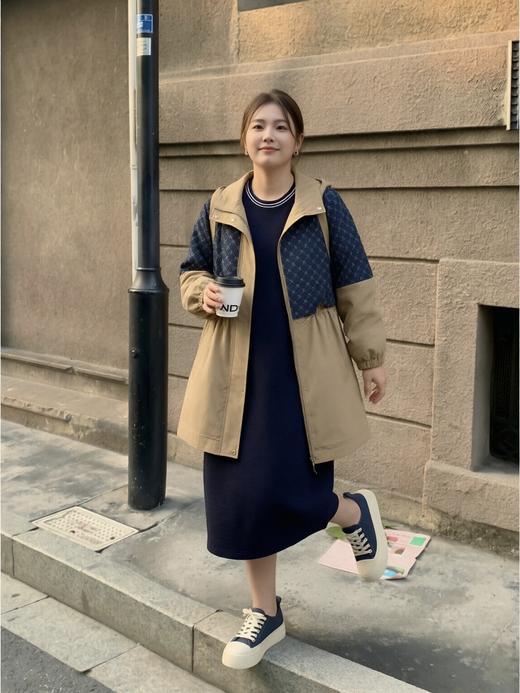 【群内福利】春秋撞色风衣，经典的肩袢、搭片设计，采用了藏蓝色的拼接，搭配字母印花的点缀，展现出与众不同的风格与时尚~ 商品图0