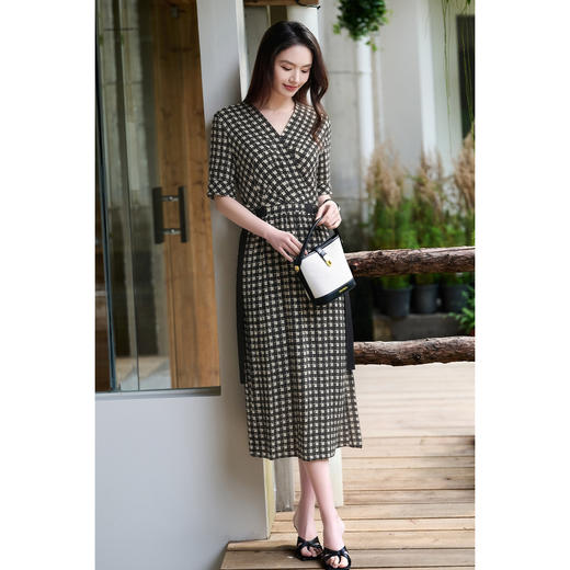 漫步塞纳河~法式浪漫真丝裙 米思阳2026夏季新款复古千鸟格系带V领100%桑蚕丝真丝连衣裙 商品图4