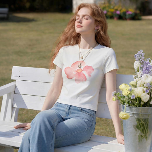 西遇2026夏新款水彩花卉印花短袖T恤女宽松休闲百搭显瘦白色上衣E0060273 商品图0