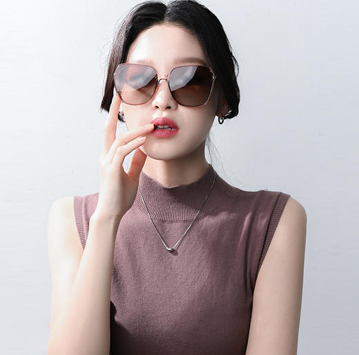 【大框款墨镜】一周发货， 谁带谁好看的！出街必备单品，非常舒适大框方形超轻设计，百搭又修饰脸型。采用树脂镜片100%抗UV400防护，更好的保护我们的眼睛。可帅气可优雅，轻松就能戴出气场。 商品图6