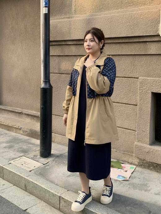 【群内福利】春秋撞色风衣，经典的肩袢、搭片设计，采用了藏蓝色的拼接，搭配字母印花的点缀，展现出与众不同的风格与时尚~ 商品图5