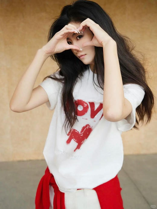 烫钻印花竹节棉白色小马T恤 生肖马年系列 天然棉纱面料 微微肌理感 原身直出下摆设计 线条利落干脆 烫钻印花小马 趣味盎然 螺纹领口 商品图5