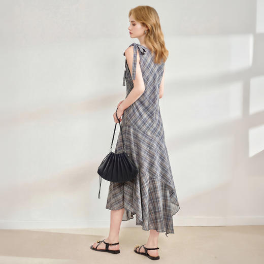 西遇2026夏新款复古挂脖格纹连衣裙女收腰系带不规则下摆气质长裙E0060268 商品图4