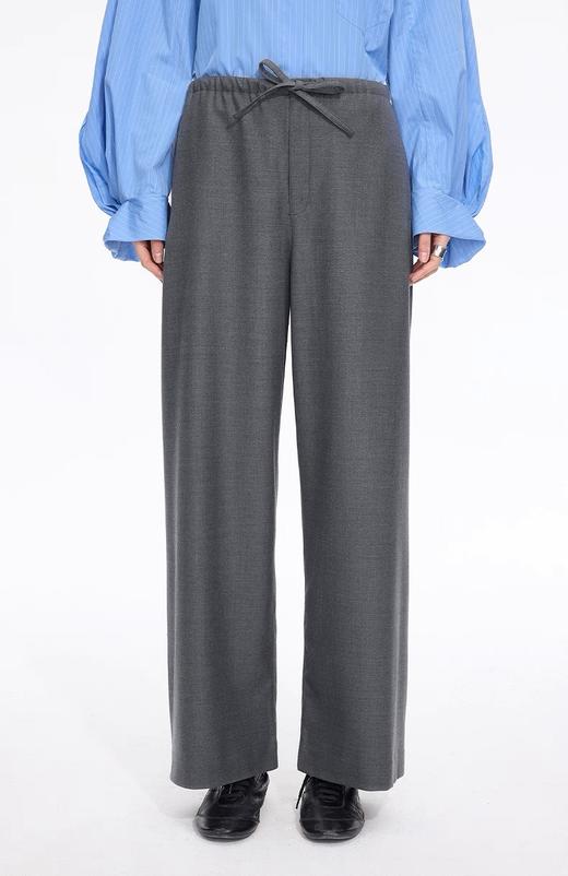 一店d 来𝐉𝐍𝐁𝐘江南西装阔腿裤
神裤！！版型真的绝啊，所有女人该有的一条直筒裤，它把随性和高级感平衡得刚刚好。小个子也能穿出大气场 垂感很好，走路晃荡带风，合身得体的剪裁非常能藏肉 商品图4