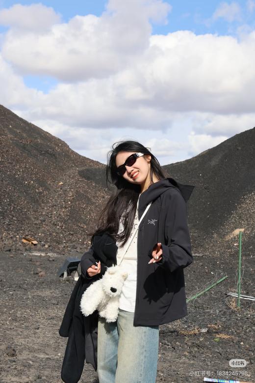 一店d 🐦𝐒𝐨𝐥𝐚𝐧𝐨 𝐇𝐨𝐨𝐝𝐲系列软壳
今天给你们安排的是樶--新版哈
这个系列号称城市通勤的防风抗水“隐形铠甲”不像硬壳那样过于“硬邦邦”却比普通外套更胜一筹 商品图8