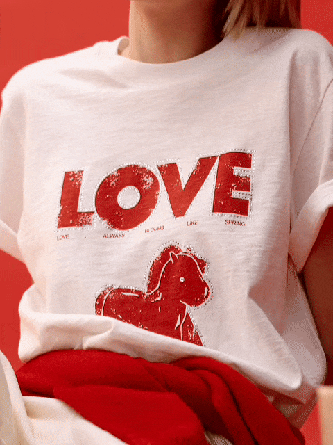 烫钻印花竹节棉白色小马T恤 生肖马年系列 天然棉纱面料 微微肌理感 原身直出下摆设计 线条利落干脆 烫钻印花小马 趣味盎然 螺纹领口