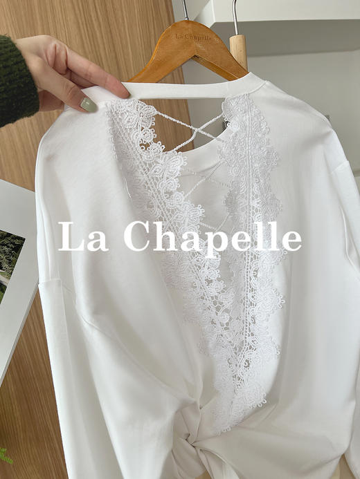 专柜实拍【后背镂空蕾丝】拉夏贝尔/La Chapelle独特款！棉感透气舒适圆领后背镂空蕾丝设计纯色慵懒感长袖T恤衫 商品图4