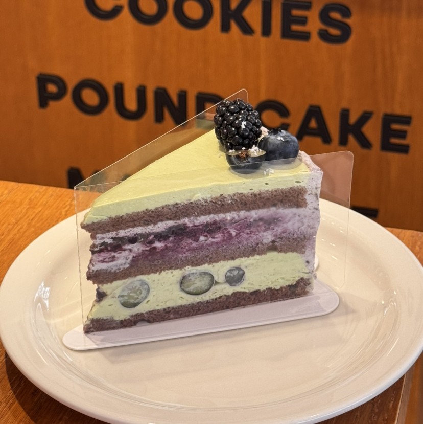 LITTLE WITCH蓝莓开心果蛋糕切片