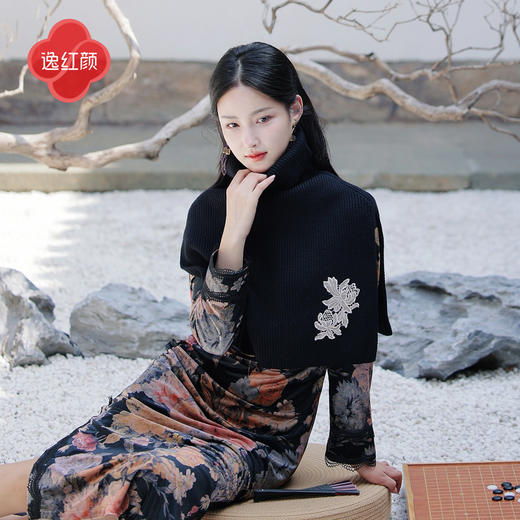 逸红颜《眷钰》2025冬新款莲花刺绣高领毛线针织造型斗篷围脖女 商品图1