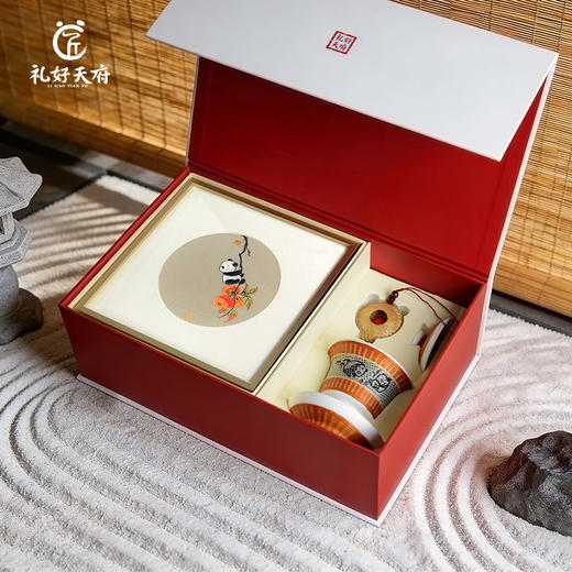 【锦绣竹安非遗礼盒】礼好天府非遗蜀锦框画摆件挂架+竹编挂件+瓷胎竹编盖碗三件套伴手礼  四川特色国潮文创 公司企业高档礼品 客户送礼纪念品 支持定制 商品图4