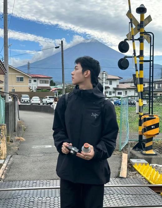 一店d 🐦𝐒𝐨𝐥𝐚𝐧𝐨 𝐇𝐨𝐨𝐝𝐲系列软壳
今天给你们安排的是樶--新版哈
这个系列号称城市通勤的防风抗水“隐形铠甲”不像硬壳那样过于“硬邦邦”却比普通外套更胜一筹 商品图12