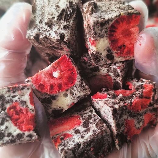 奥利碎巧克力味草莓羊奶芙网红休闲零食雪花酥草莓干糕点心 代发 商品图2