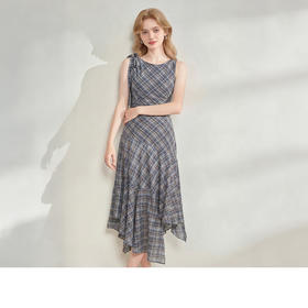 西遇2026夏新款复古挂脖格纹连衣裙女收腰系带不规则下摆气质长裙E0060268