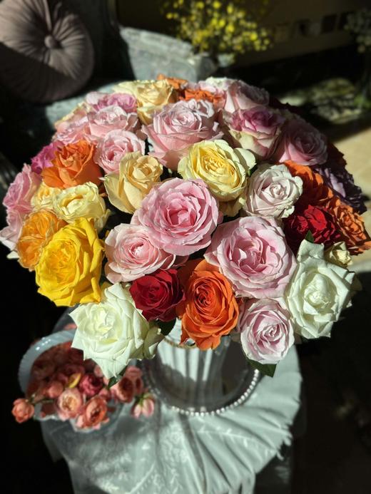 【就这几份】方德混色单头玫10支+奶油桃子大丽花5支/份    玫瑰为无土栽培品长约50cm 商品图2