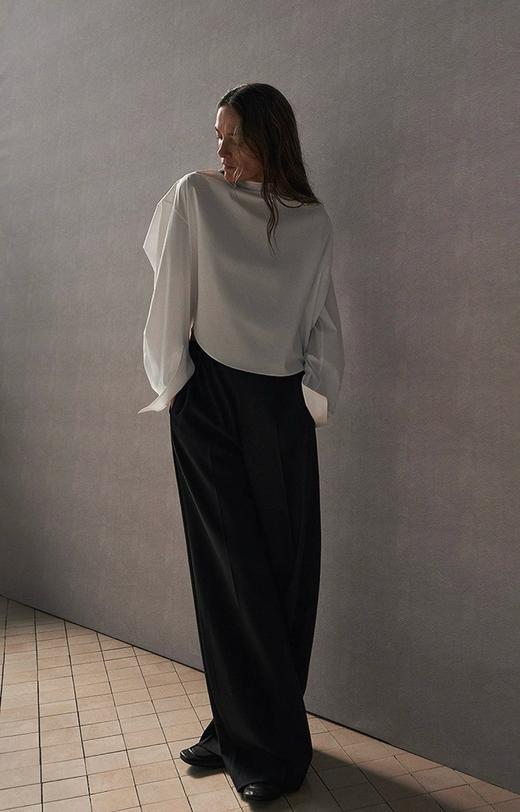 一店d 来𝐉𝐍𝐁𝐘江南西装阔腿裤
神裤！！版型真的绝啊，所有女人该有的一条直筒裤，它把随性和高级感平衡得刚刚好。小个子也能穿出大气场 垂感很好，走路晃荡带风，合身得体的剪裁非常能藏肉 商品图1