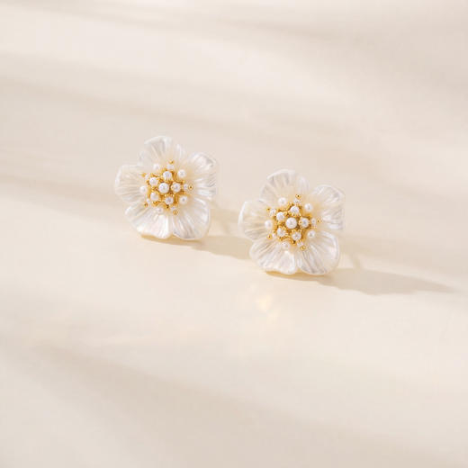 三彩2026新款立体肌理花瓣花朵耳钉S925银针法式复古轻奢珍珠 商品图3