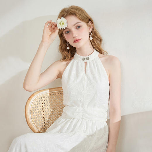 西遇挂脖无袖连衣裙女2026夏新款水滴领镂空提花收腰显瘦开衩长裙E0060267 商品图2
