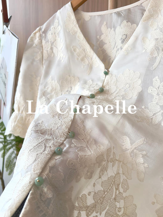 专柜实拍【新中式套装】拉夏贝尔/La Chapelle莱赛尔混纺珠扣刺绣气质V领短袖小衫后松紧半裙套装 商品图4