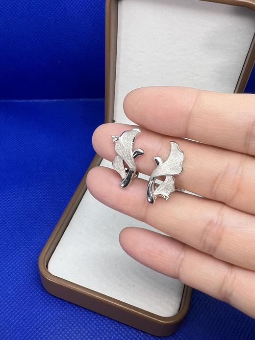 【日本溯源之旅】银杏双叶 18k金钻石耳夹 设计师特款 厚金拉丝工艺 精致唯美 钻石0.04ct 上耳修饰感极佳  经典弹力夹 5.4g（展会产品拍下后不支持7天无理由退换货） 商品图0