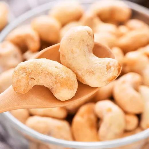 【秒杀❗️抢19.9🔥香酥炭烧腰果】颗粒饱满圆润，外壳焦香酥脆，入口咸香浓郁、越嚼越香，仁袋装罐装坚果炒货休闲零食年货紫衣腰果干果QQ 商品图1