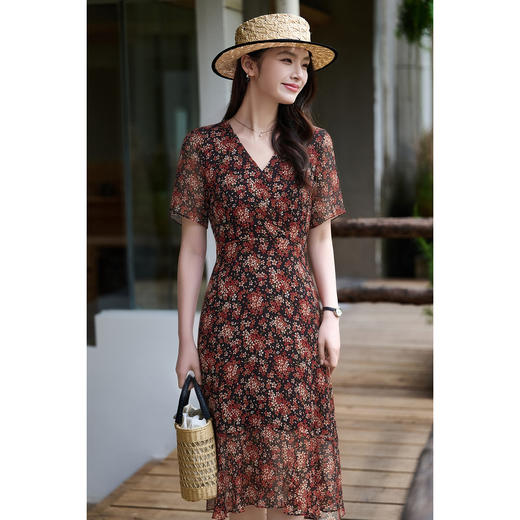 【预售7天】夏日花漫连衣裙 慵懒飘逸 米思阳2026夏季法式优雅度假风茶歇裙V领雪纺碎花中长款连衣裙女1075 商品图1