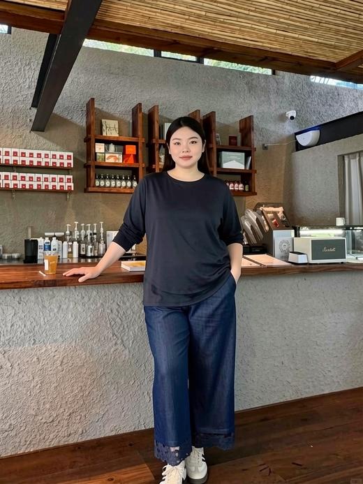 【群内福利】【拼接绣花边 软牛仔裤】松紧腰，垂坠感非常好！！非常亲肤的软牛仔，强力推荐，带光泽感，直筒9分裤，遮肉显瘦，穿不惯牛仔的姐妹，试穿这件都爱上了 商品图1