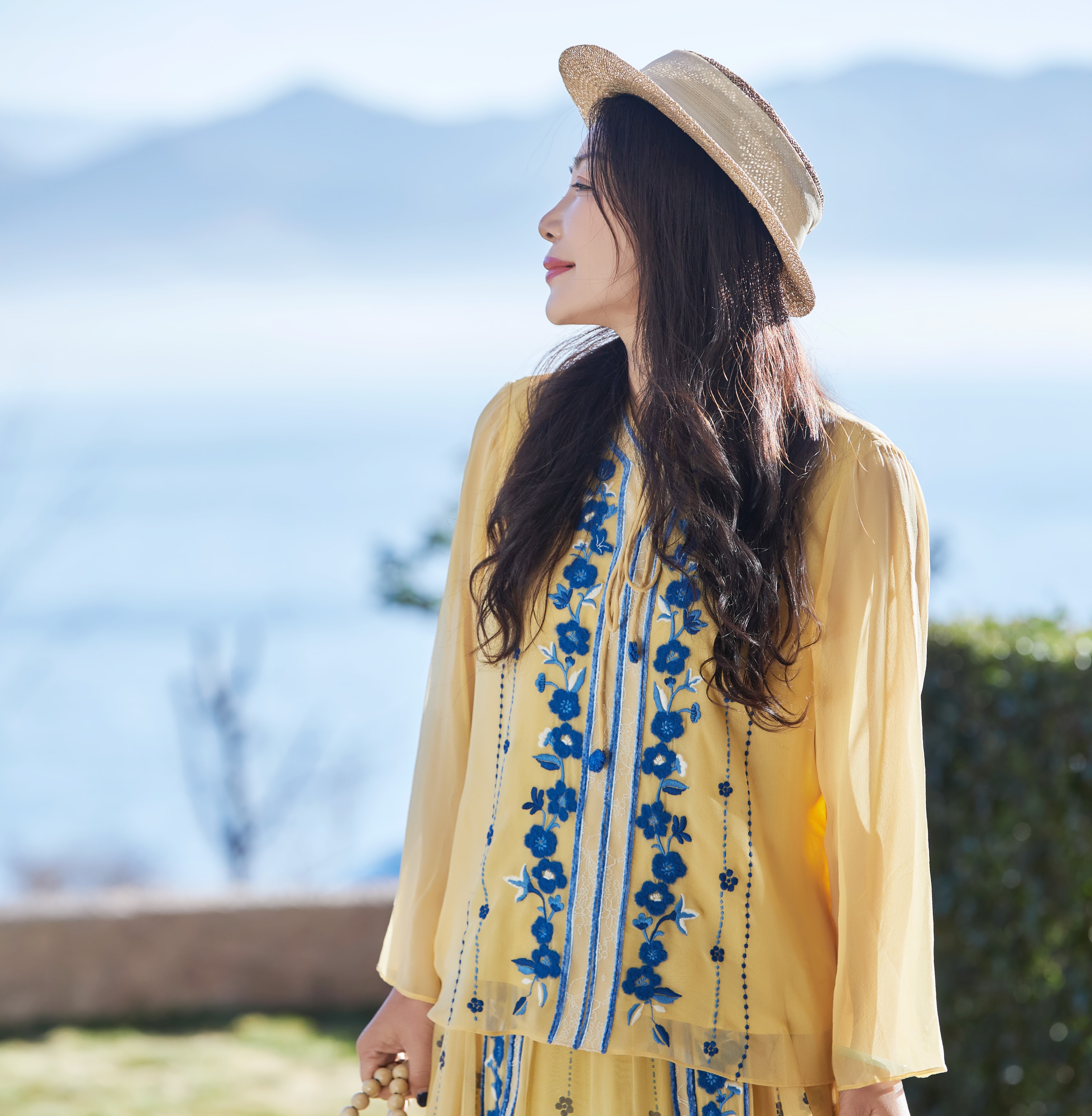 【林栖设计小店】松黄漫庭|手工钩花桑蚕丝绒绣宽松百搭衬衫上衣1962018