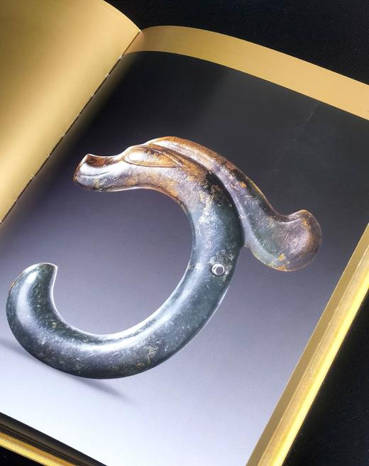 【1.3折】《中国古玉精选图集》，8开，绸布面六合函套精装，刷金边，张守义签名藏书票，王震主编，雅昌精印，朝华出版社2008年一版一印，定价2008，售价260元。 商品图6