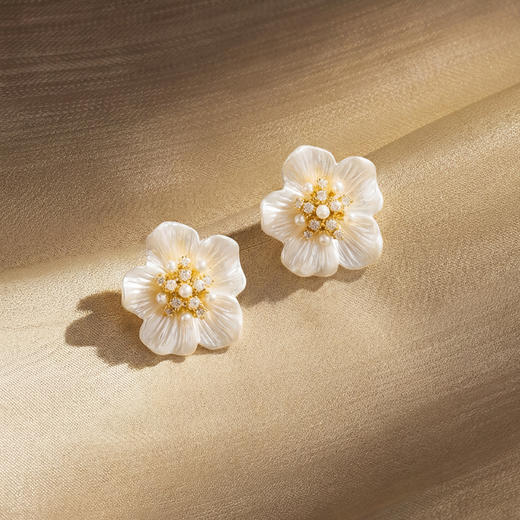 三彩2026新款立体肌理花瓣花朵耳钉S925银针法式复古轻奢珍珠 商品图4