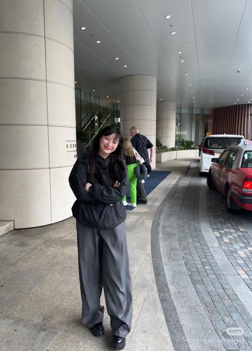 一店d 来𝐉𝐍𝐁𝐘江南西装阔腿裤
神裤！！版型真的绝啊，所有女人该有的一条直筒裤，它把随性和高级感平衡得刚刚好。小个子也能穿出大气场 垂感很好，走路晃荡带风，合身得体的剪裁非常能藏肉 商品图14