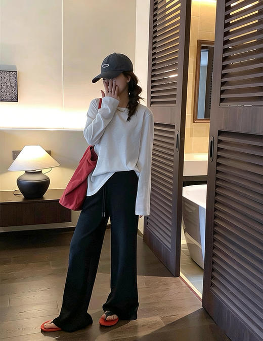 专柜实拍【后背镂空蕾丝】拉夏贝尔/La Chapelle独特款！棉感透气舒适圆领后背镂空蕾丝设计纯色慵懒感长袖T恤衫 商品图8