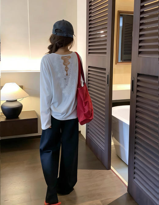 专柜实拍【后背镂空蕾丝】拉夏贝尔/La Chapelle独特款！棉感透气舒适圆领后背镂空蕾丝设计纯色慵懒感长袖T恤衫 商品图9