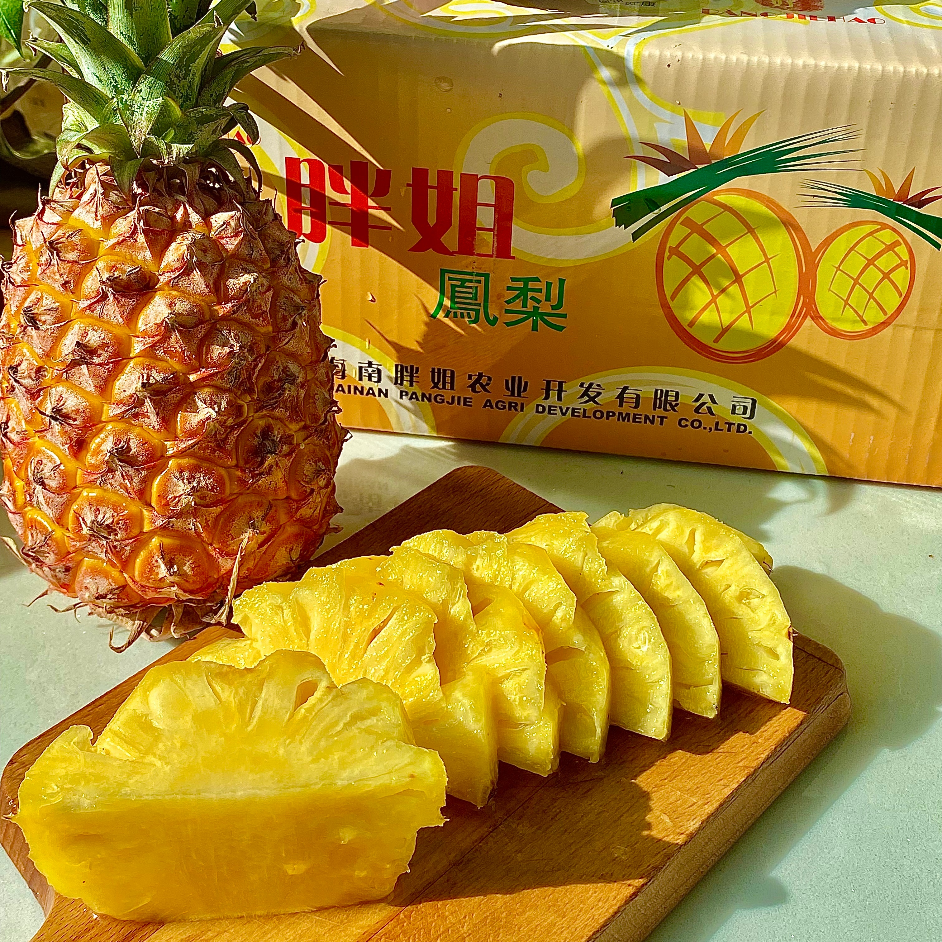 【美味水果丨海南金钻凤梨3个装】香甜中夹杂着一丝酸爽，肉质脆嫩鲜爽，果肉饱满细腻，甜蜜多汁，人工精心筛选后寄出