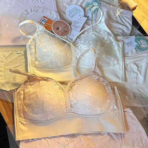 【线下实体资源 峰度旗下高中大学内衣品牌】专柜在售 雅丝婷正品 高中大学女生的内衣 轻薄透气杯无痕背心式内衣 夏天清凉必备神器🌬️轻薄透气✅无感清凉✅抑菌防螨✅无钢圈有型自由 商品图0