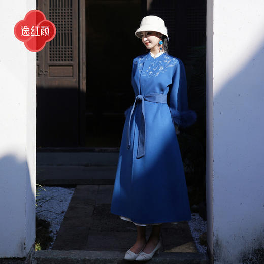 逸红颜《珺华》2025冬新品重工高定蝶戏牡丹宫灯云肩刺绣大衣女 商品图3