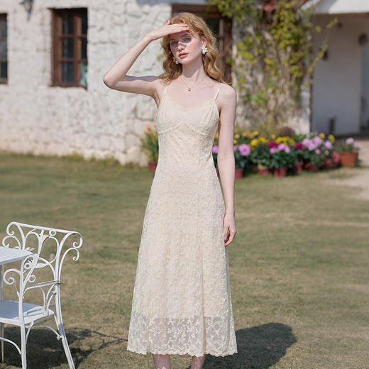 西遇法式V领吊带连衣裙女2026夏季新款收腰显瘦蕾丝提花气质长裙E0060262 商品图1