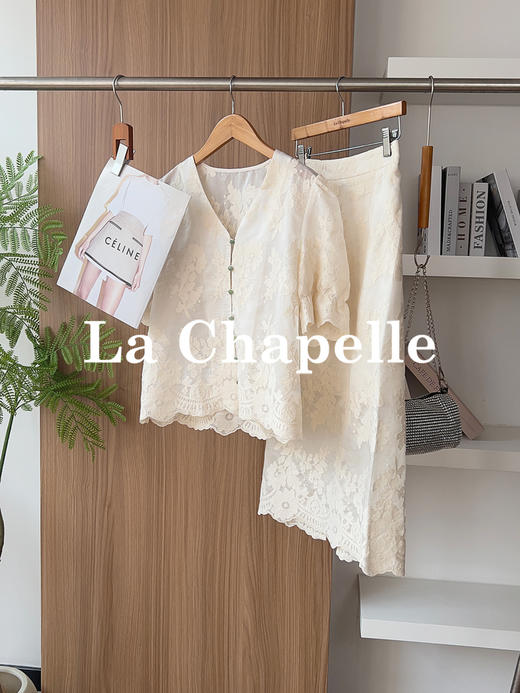 专柜实拍【新中式套装】拉夏贝尔/La Chapelle莱赛尔混纺珠扣刺绣气质V领短袖小衫后松紧半裙套装 商品图0