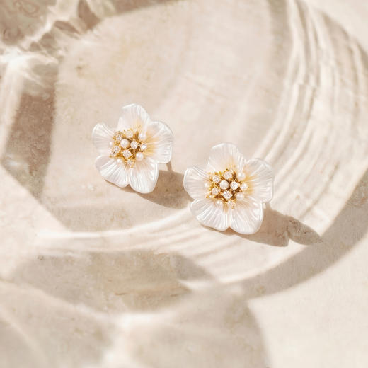 三彩2026新款立体肌理花瓣花朵耳钉S925银针法式复古轻奢珍珠 商品图2