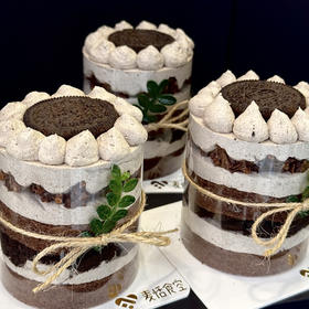 奥利奥小蛋糕（约11点做好）奥利奥碎+法芙娜脆脆珠+榛子薄脆夹心