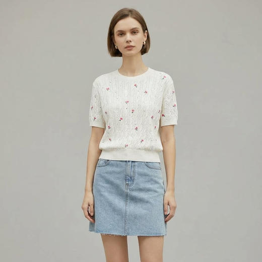 「自」全新升级【铂金会员174/天猫229/差价55】(11416)洛诗琳玫瑰绣花针织短袖2026新款圆领显瘦绞花针织上衣 商品图0