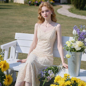 西遇法式V领吊带连衣裙女2026夏季新款收腰显瘦蕾丝提花气质长裙E0060262